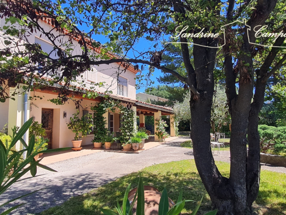 Renovated house with wooded garden and swimming pool, located in Mazan.