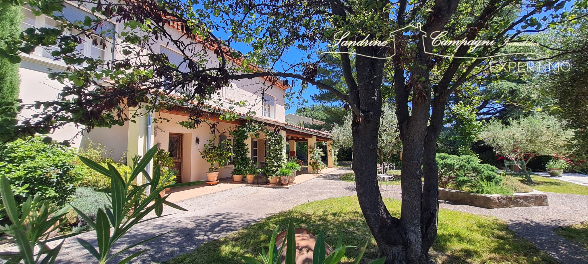 Renovated house with wooded garden and swimming pool, located in Mazan.