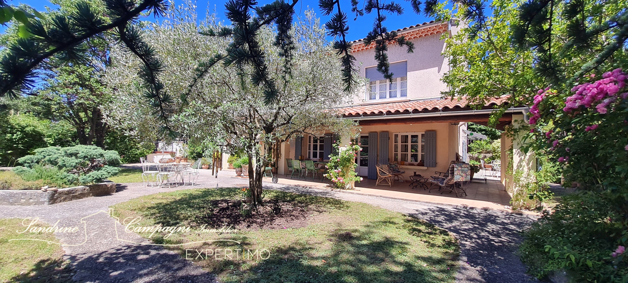 Renovated house with wooded garden and swimming pool in Mazan.