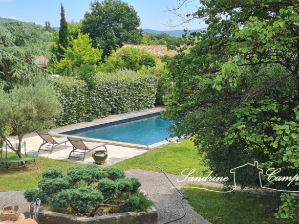 Renovated house with garden, swimming pool and trees in Mazan.
