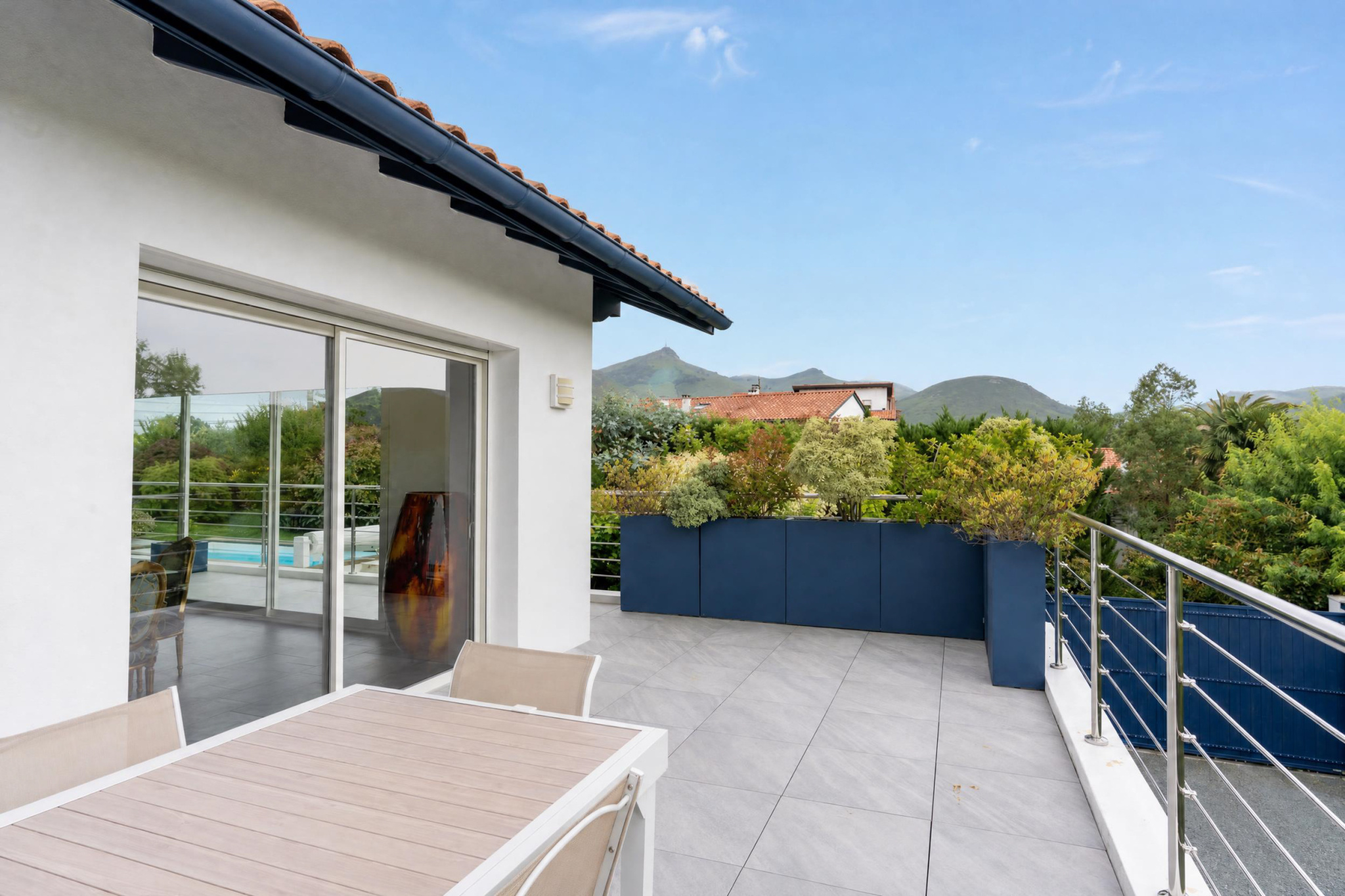 Terrasse avec vue sur la Rhune Terrasse d'une propriété familiale avec vue sur la montagne et piscine.