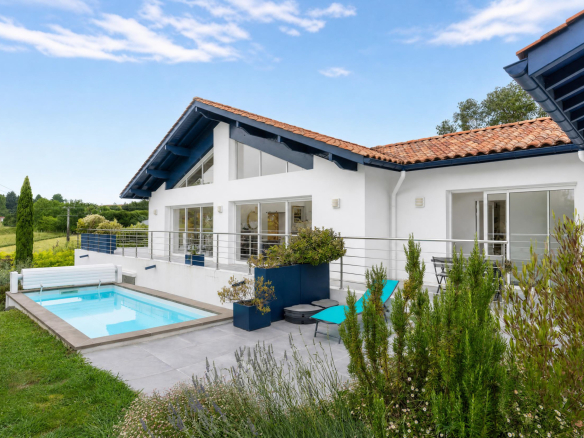 Propriété familiale avec piscine et vue sur la Rhune à Urrugne, entourée de verdure.