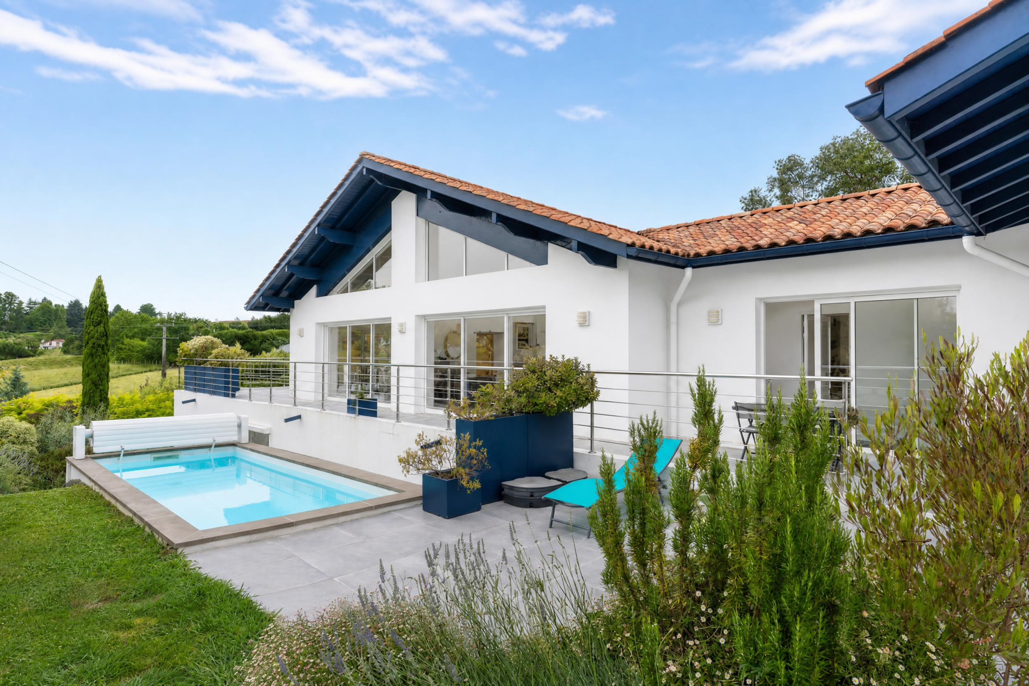 Propriété familiale à Urrugne Propriété familiale avec piscine et vue sur la Rhune à Urrugne, entourée de verdure.