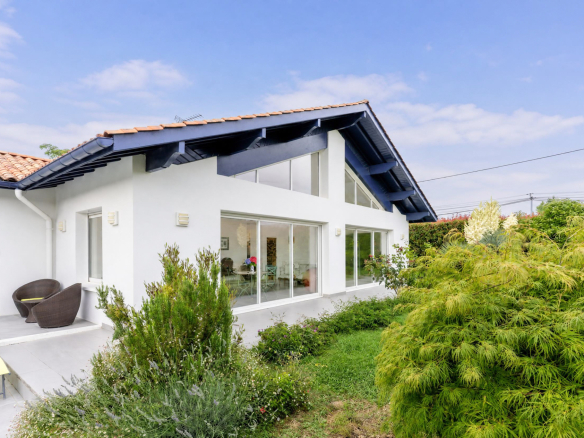 Propriété familiale de 295 m2 avec piscine et jardin à Urrugne, vue sur la Rhune.