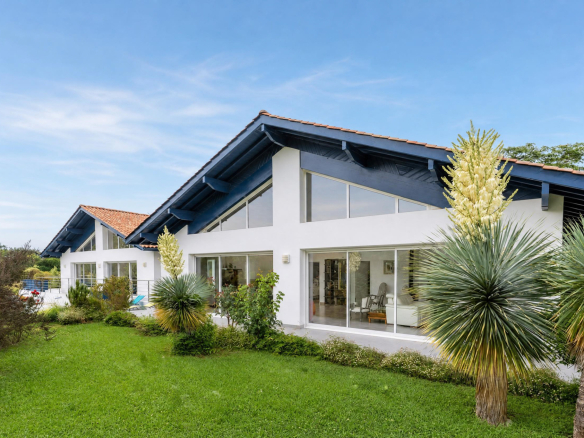 Vue extérieure d'une propriété familiale avec piscine et jardin, à Urrugne.