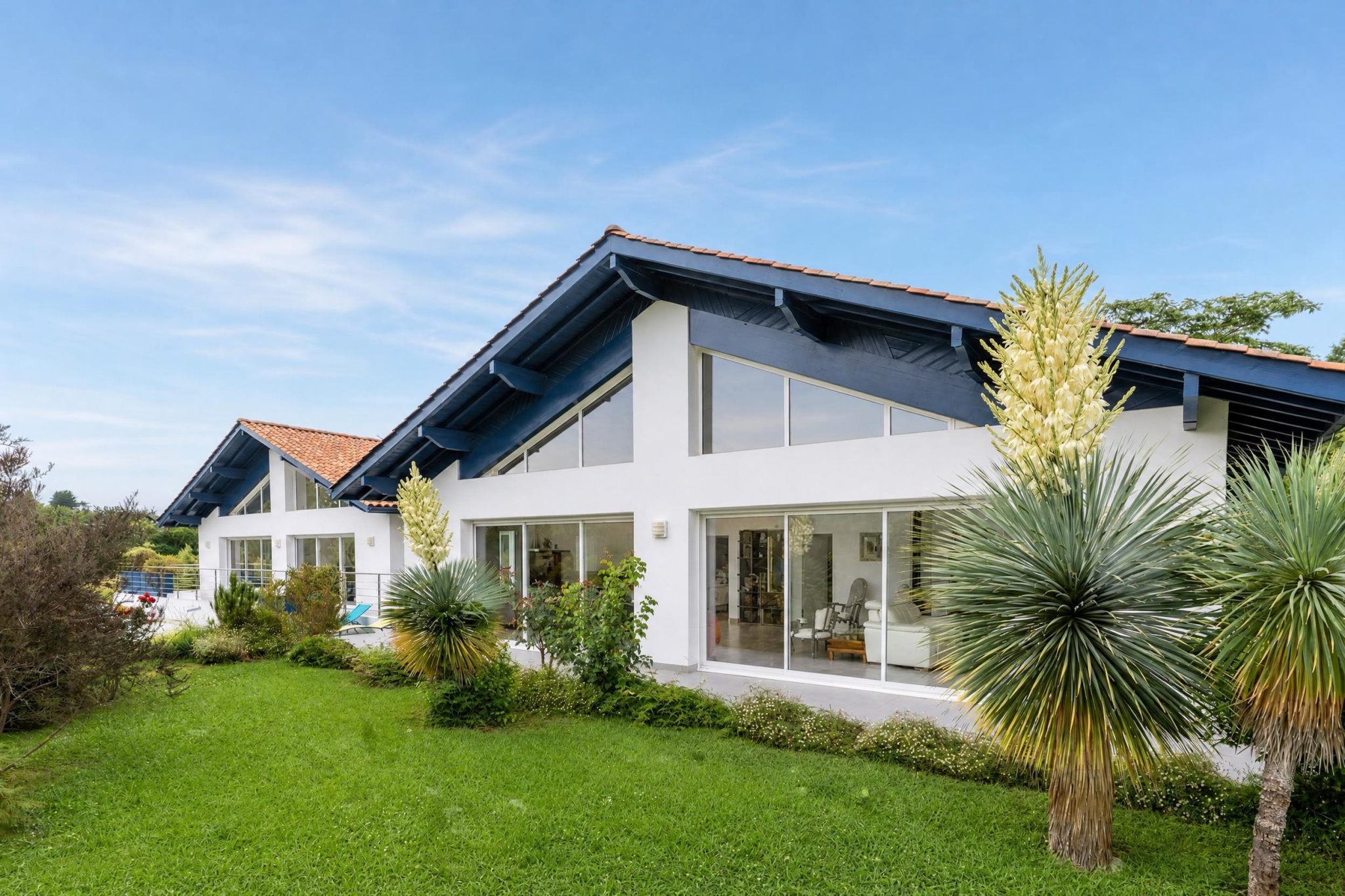Propriété familiale à Urrugne Vue extérieure d'une propriété familiale avec piscine et jardin, à Urrugne.