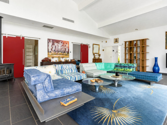 Intérieur d'une maison spacieuse avec salon lumineux et mobilier coloré.