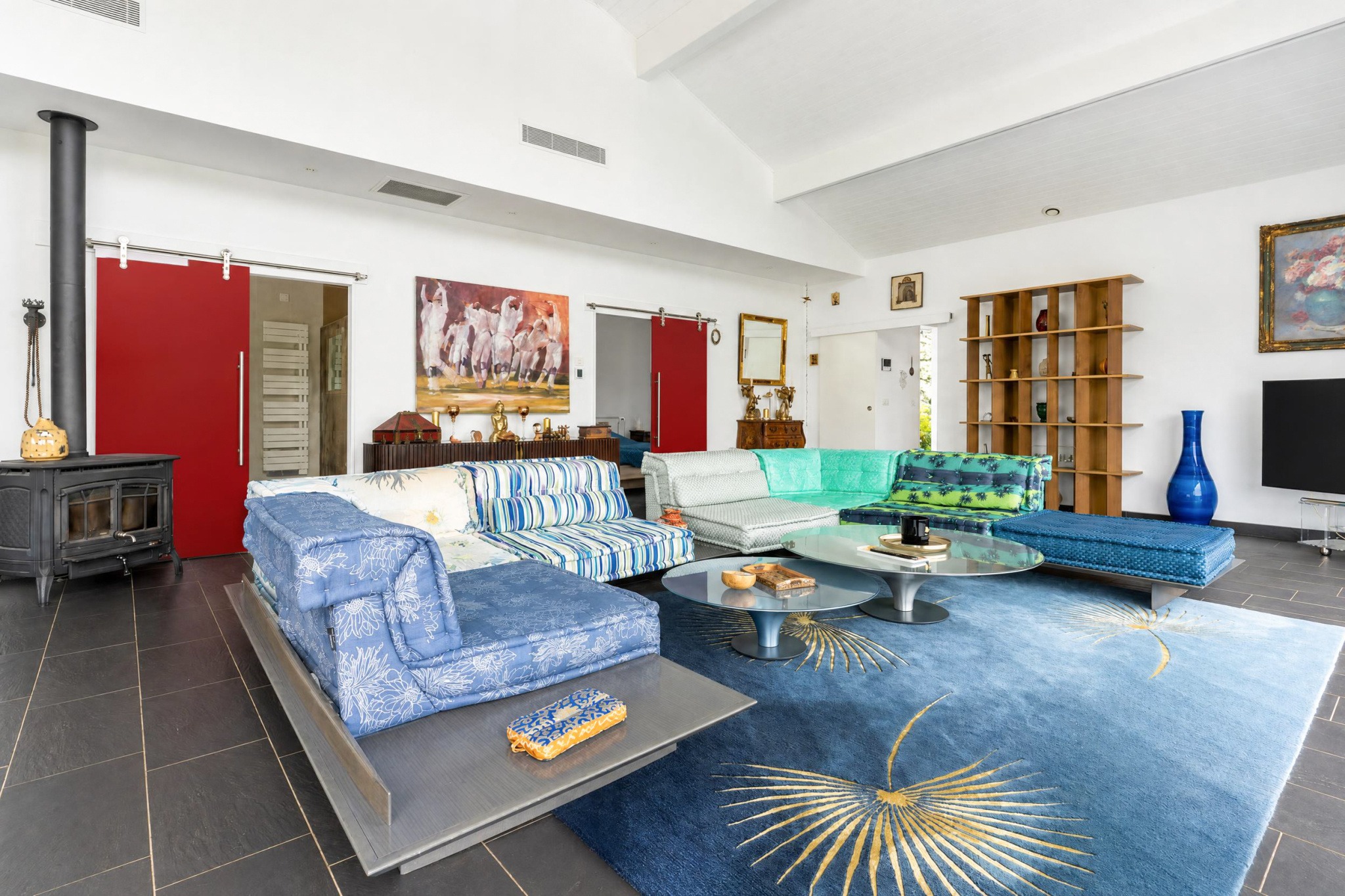 Salon lumineux d’une propriété familiale à Urrugne Intérieur d'une maison spacieuse avec salon lumineux et mobilier coloré.