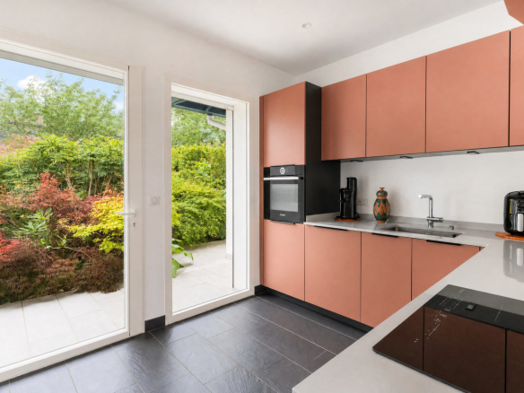 Cuisine moderne avec vue sur un jardin paysagé à Urrugne.