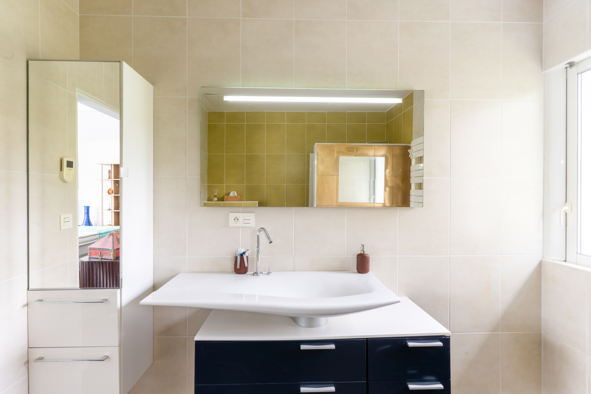 Salle de bain contemporaine Salle de bain moderne avec lavabo design et miroir lumineux.