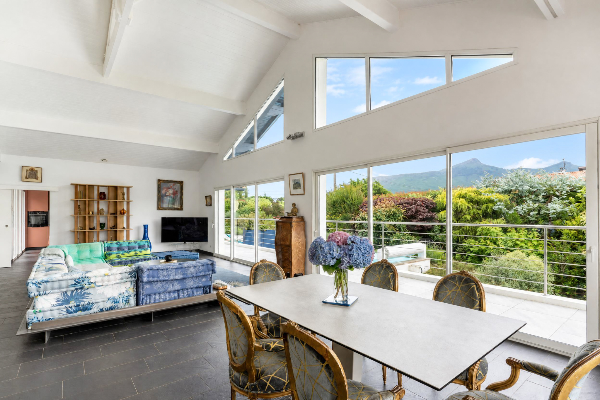Intérieur d’une propriété à Urrugne Intérieur d'une propriété familiale avec vue sur la Rhune, salon lumineux et espace repas.
