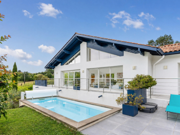 Maison moderne avec piscine et jardin, vue dégagée sur la nature à Urrugne.