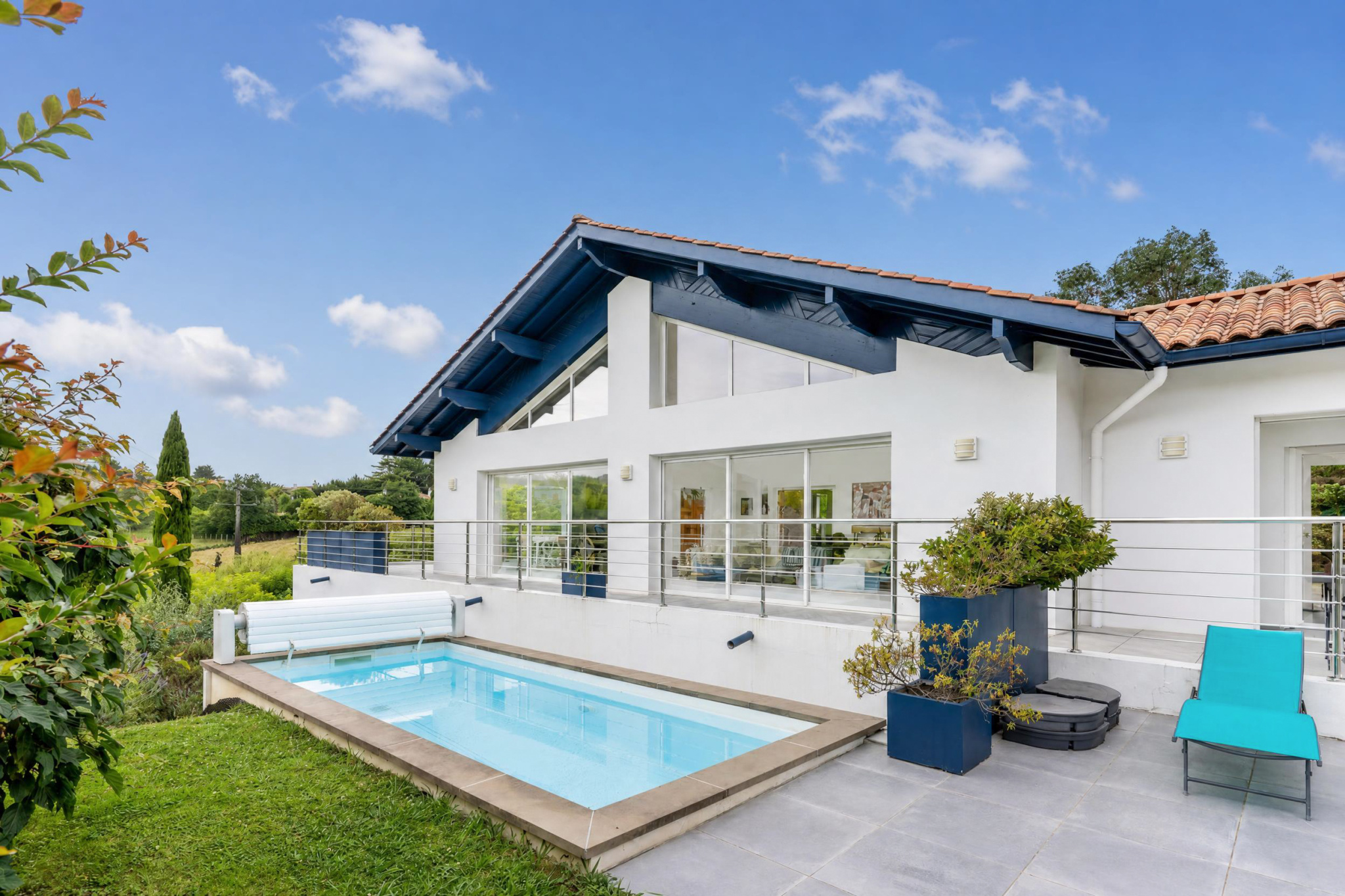 Propriété familiale à Urrugne avec piscine Maison moderne avec piscine et jardin, vue dégagée sur la nature à Urrugne.