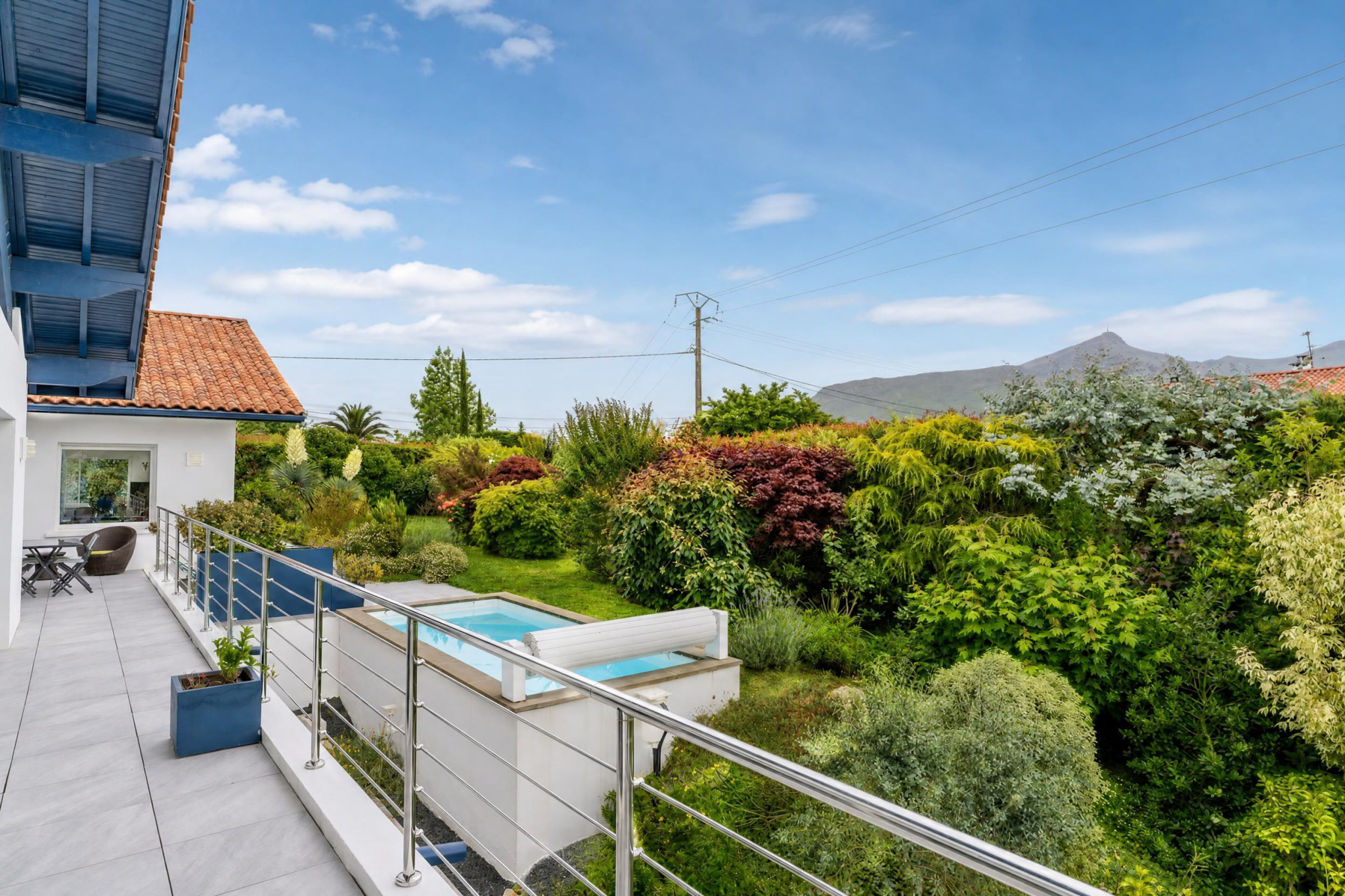Propriété familiale à Urrugne Vue de la propriété familiale avec piscine et jardin, à Urrugne, avec la montagne Rhune en arrière-plan.