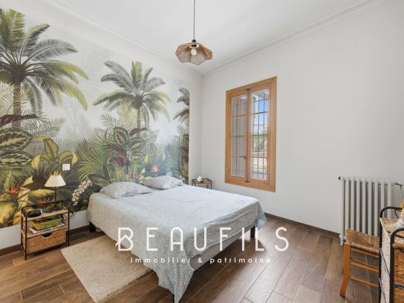 Chambre d'une maison de maître vigneronne avec décoration végétale à Vergèze.