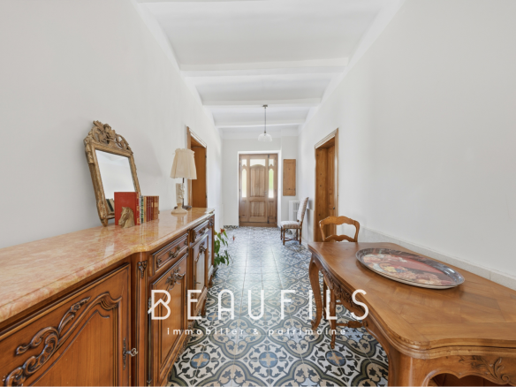 Intérieur d'une maison de maître avec un couloir et des meubles en bois
