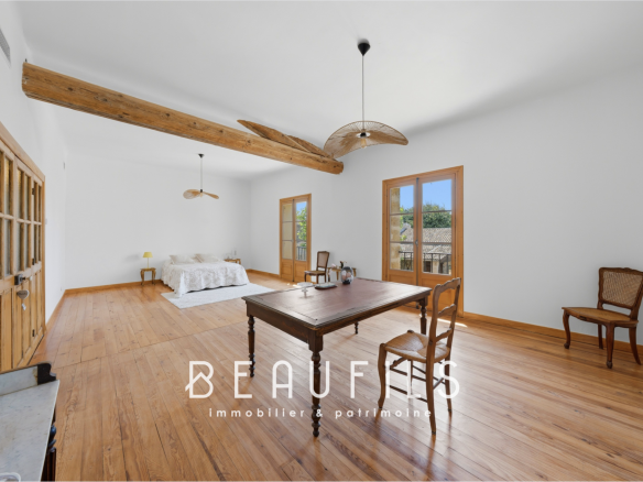 Intérieur d'une maison de maître vigneronne rénovée avec parquet en bois et mobilier minimaliste.