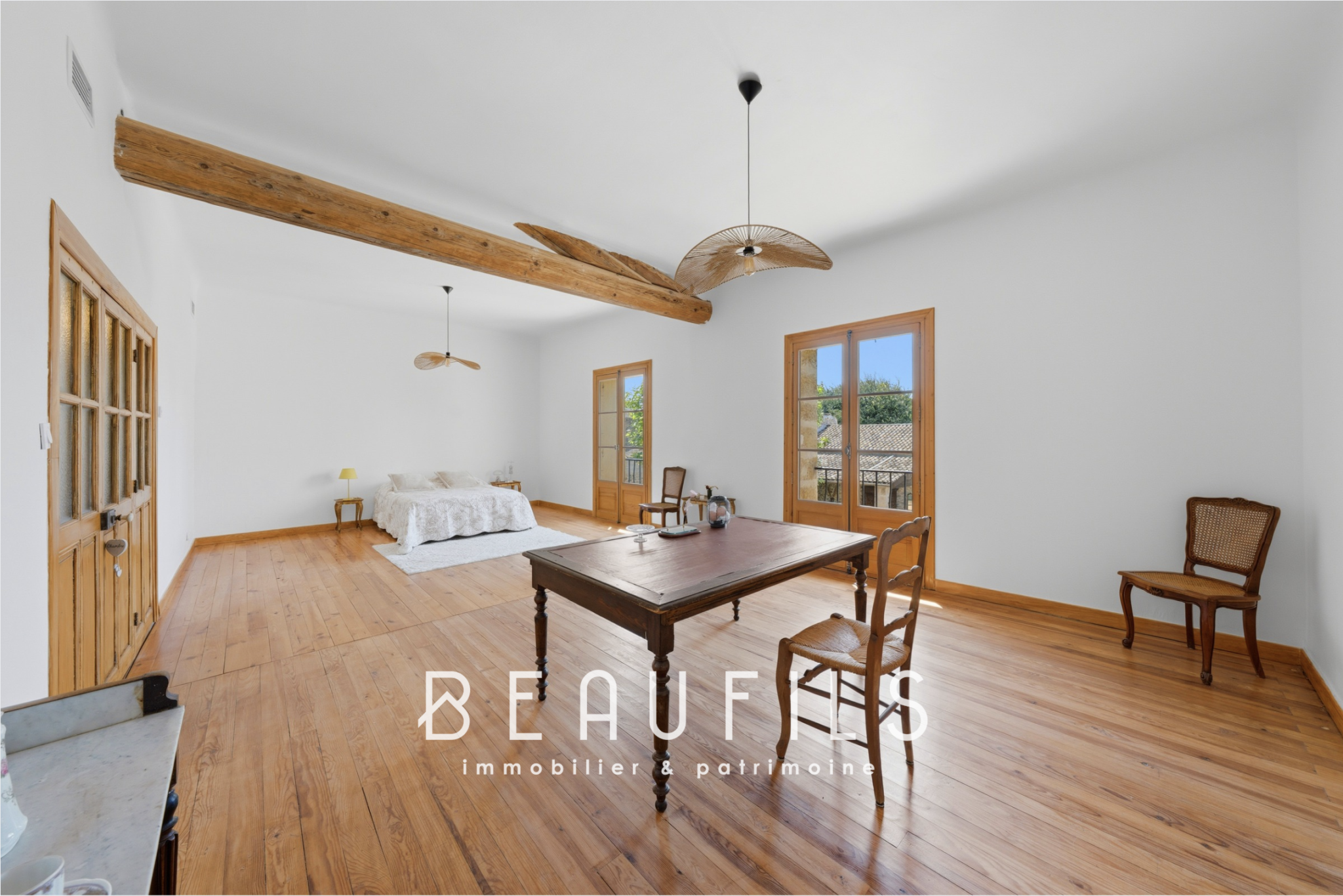 Intérieur d’une maison de maître vigneronne Intérieur d'une maison de maître vigneronne rénovée avec parquet en bois et mobilier minimaliste.