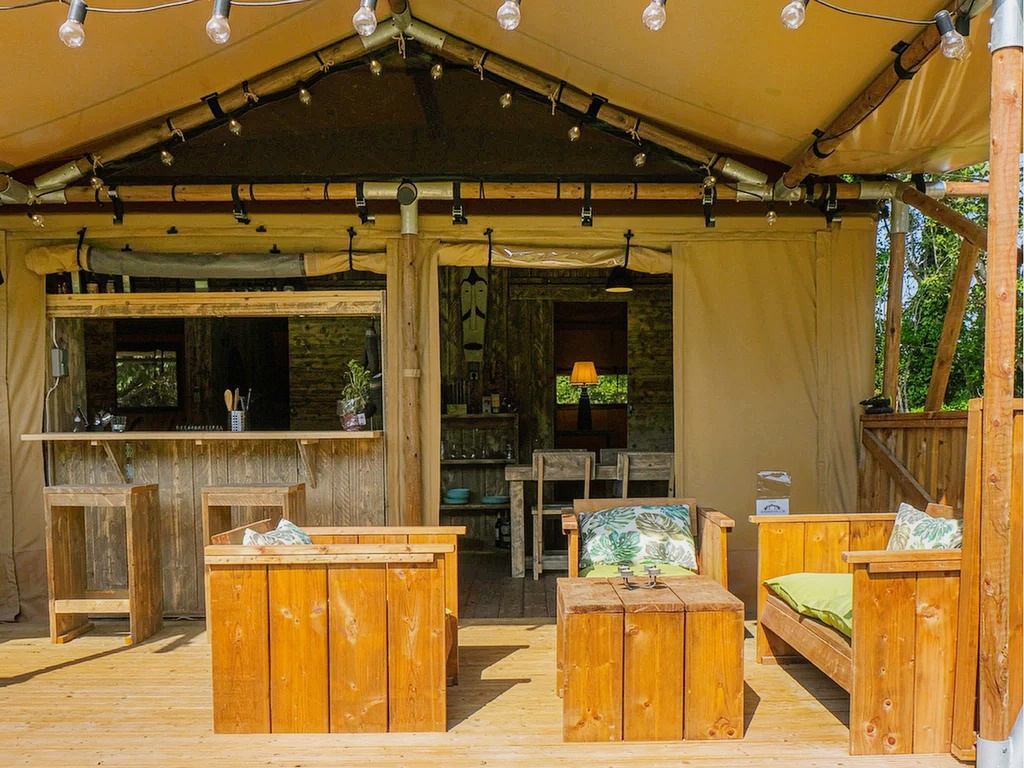 Terrasse du mas rénové Terrasse en bois avec mobilier en bois et bar, dans un mas rénové près de L'Isle-sur-la-Sorgue