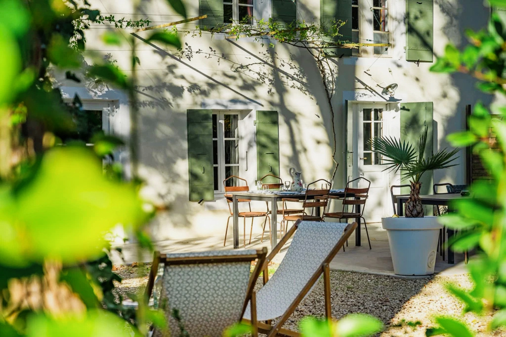 Mas de charme près de L’Isle-sur-la-Sorgue Mas rénové avec chaises et tables en extérieur, entouré de verdure, près de L'Isle-sur-la-Sorgue.