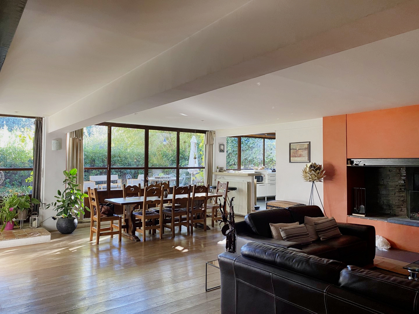 Intérieur d’un mas rénové Intérieur d'un mas rénové avec salle à manger et salon lumineux, fenêtres donnant sur le parc.