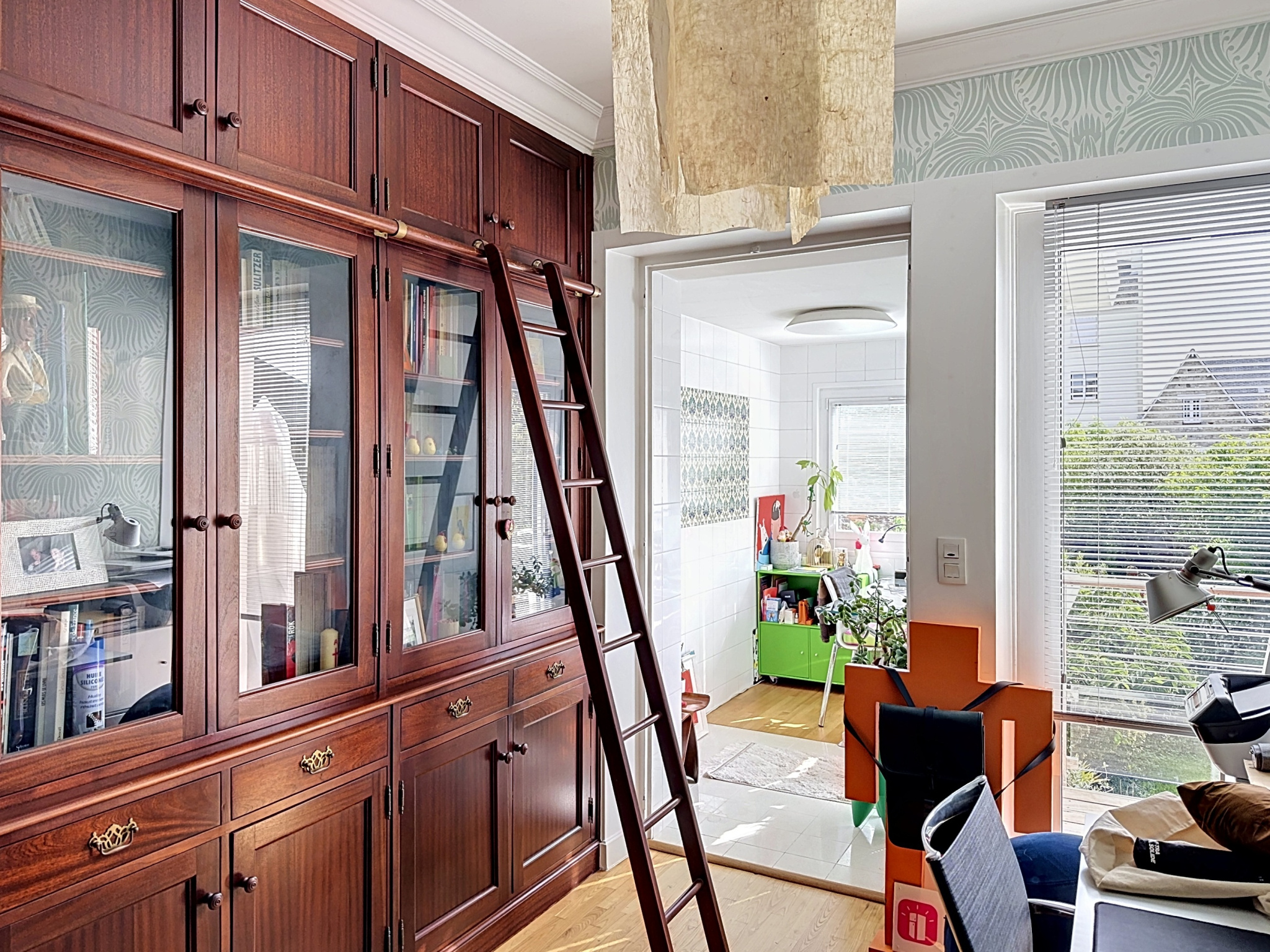 Intérieur d'une maison de caractère à Rennes avec bibliothèque en bois et échelle
