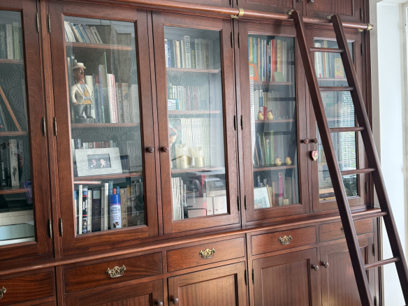 Bibliothèque en bois avec échelle dans une maison de caractère à Rennes.