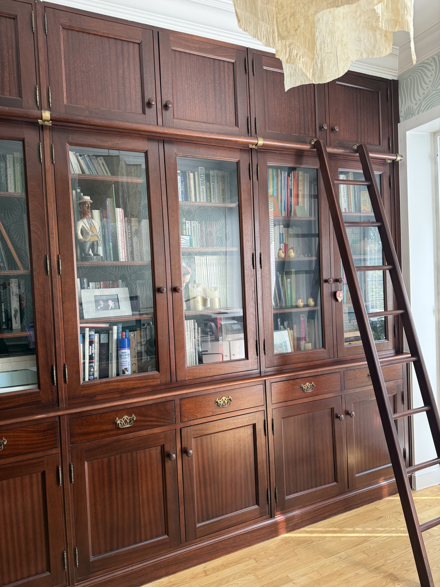 Bibliothèque en bois avec échelle dans une maison de caractère à Rennes.