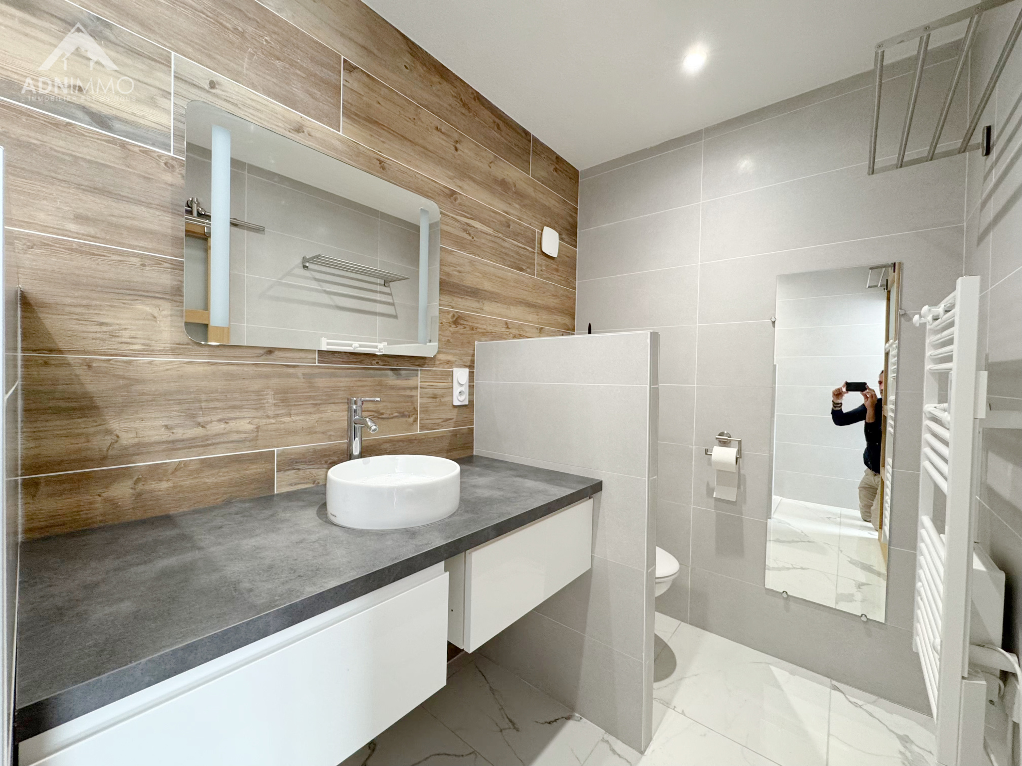 Salle de bain contemporaine Salle de bain moderne avec lavabo, miroir et douche dans une maison à Farges.