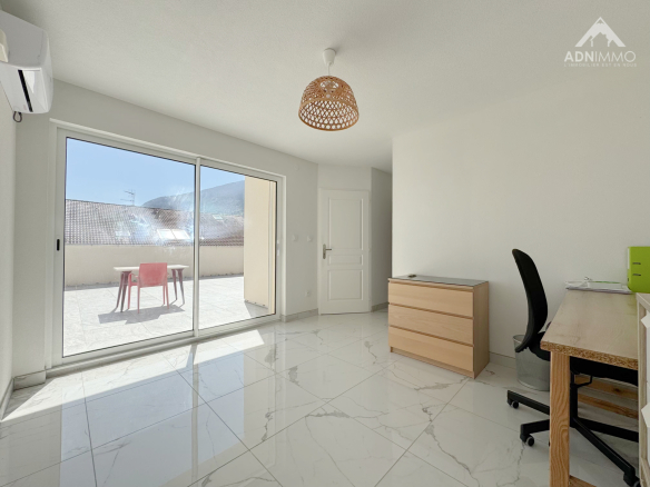 Intérieur d'une maison à Farges avec un espace de vie lumineux, un bureau et un accès à une terrasse.