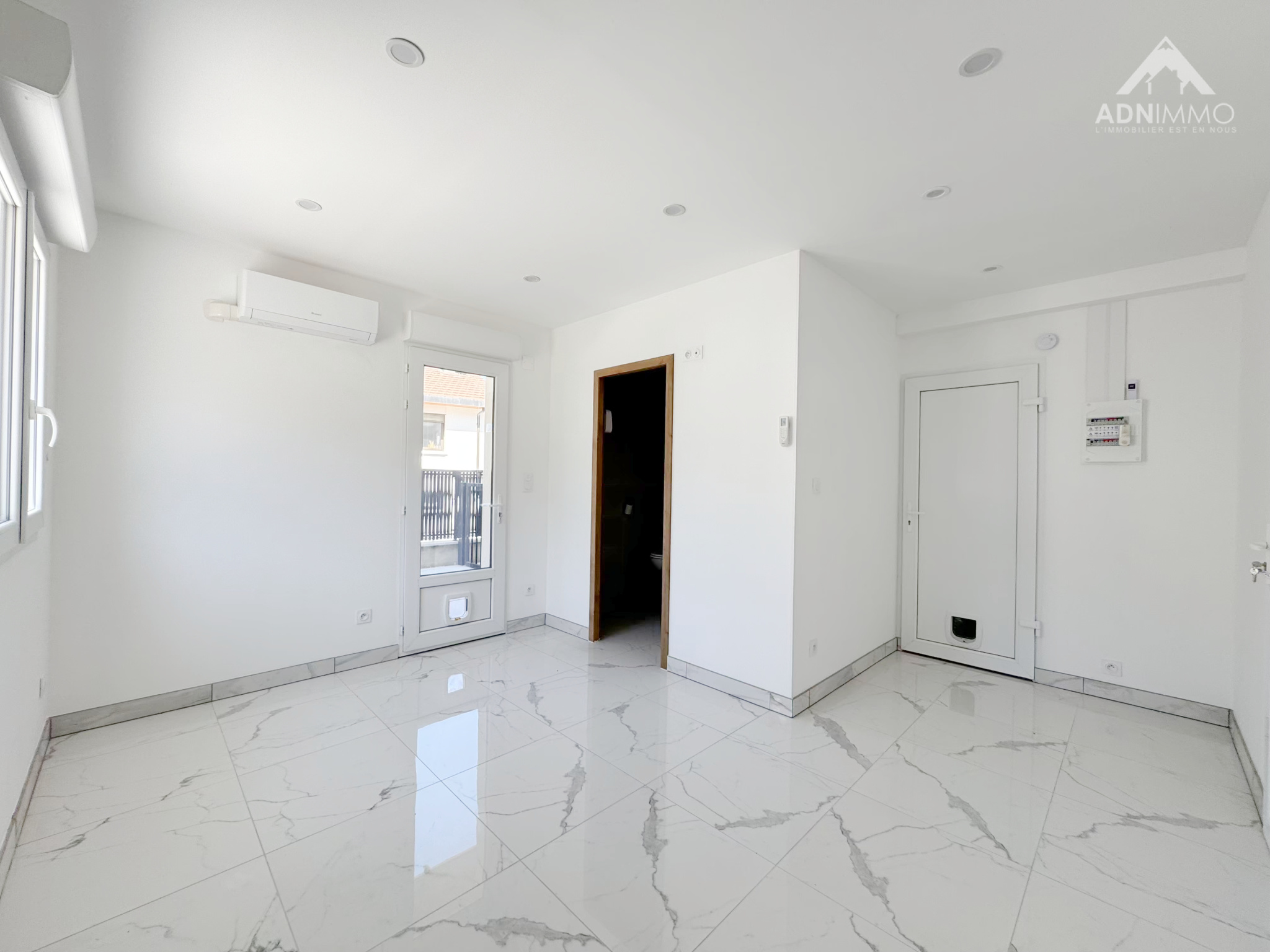 Intérieur d’une maison à Farges Intérieur d'une maison moderne avec carrelage blanc et murs clairs, espace de vie lumineux.
