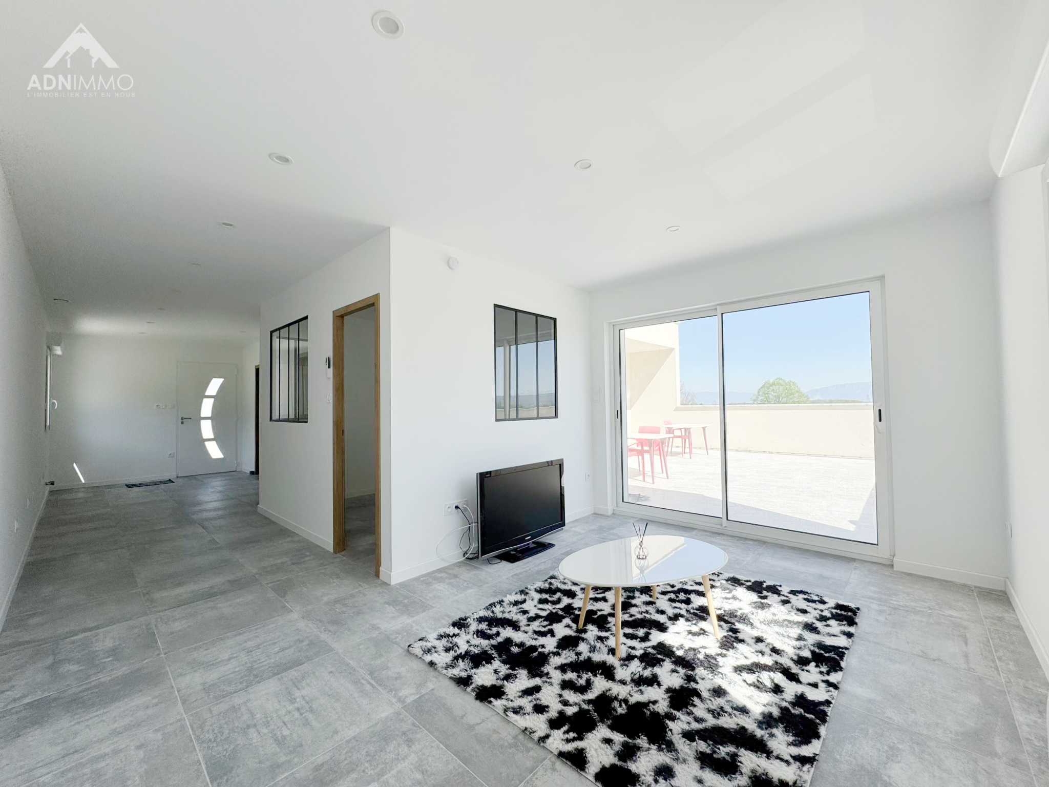 Intérieur d’une maison à Farges Intérieur d'une maison moderne avec un espace de vie lumineux et un accès à une terrasse.