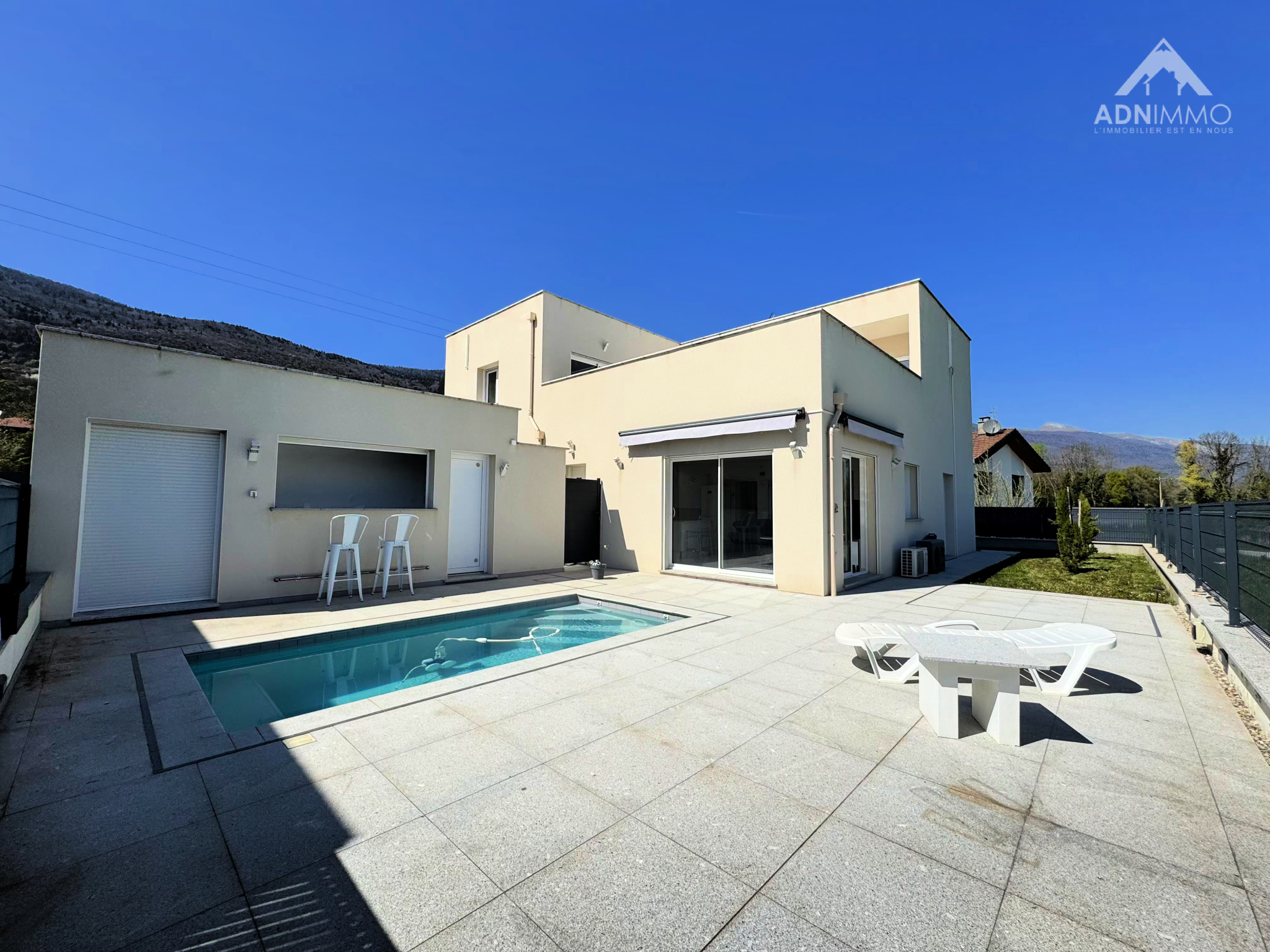 Maison moderne à Farges Maison individuelle moderne avec piscine sur une parcelle de 811 m2 à Farges.