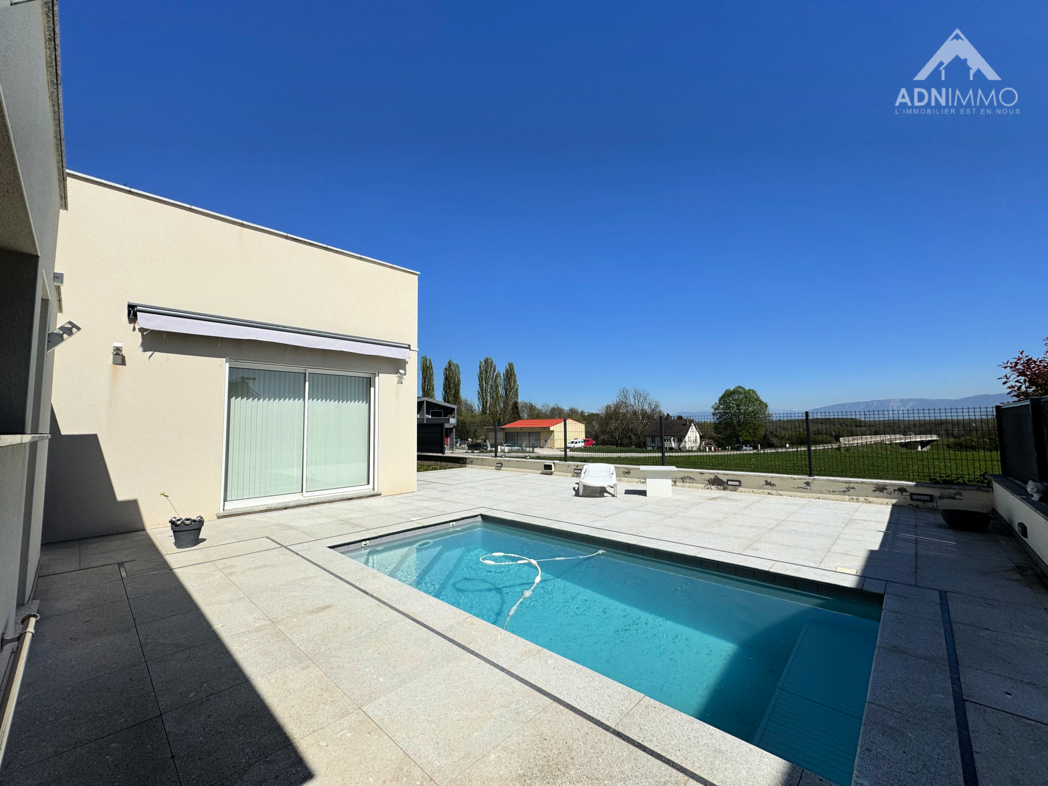 Maison avec piscine à Farges Terrasse avec piscine de maison individuelle à Farges, ciel bleu et vue dégagée.
