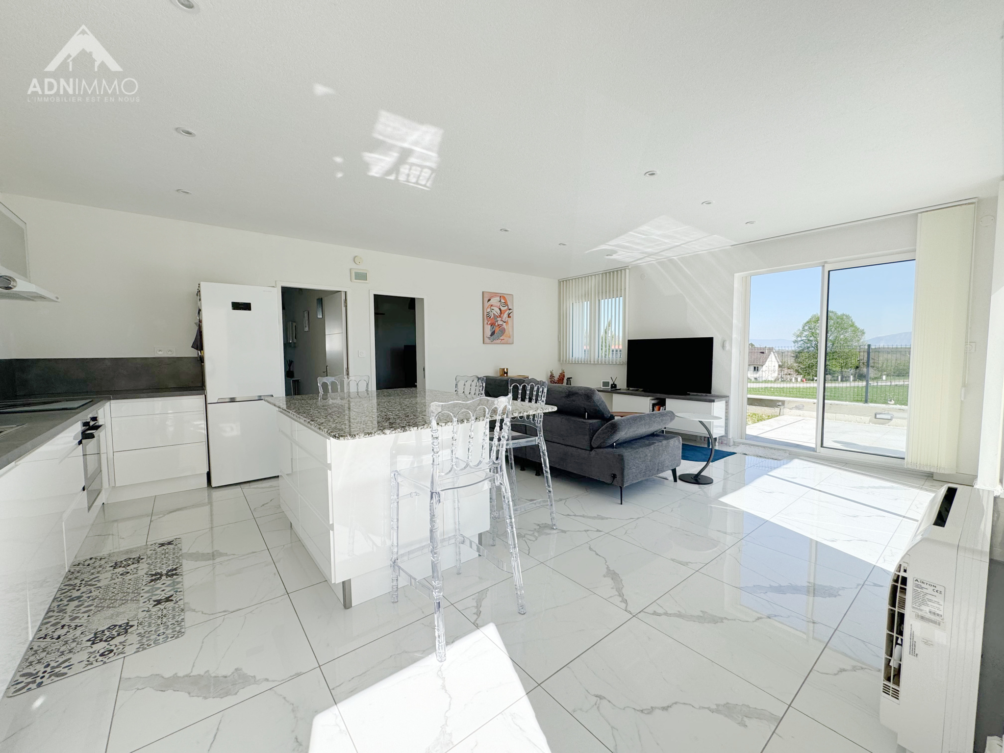 Intérieur d’une maison à Farges Intérieur lumineux d'une maison moderne avec cuisine ouverte et espace de vie.