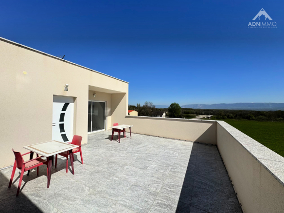 Terrasse d'une maison à Farges avec tables et chaises, vue sur la nature environnante.