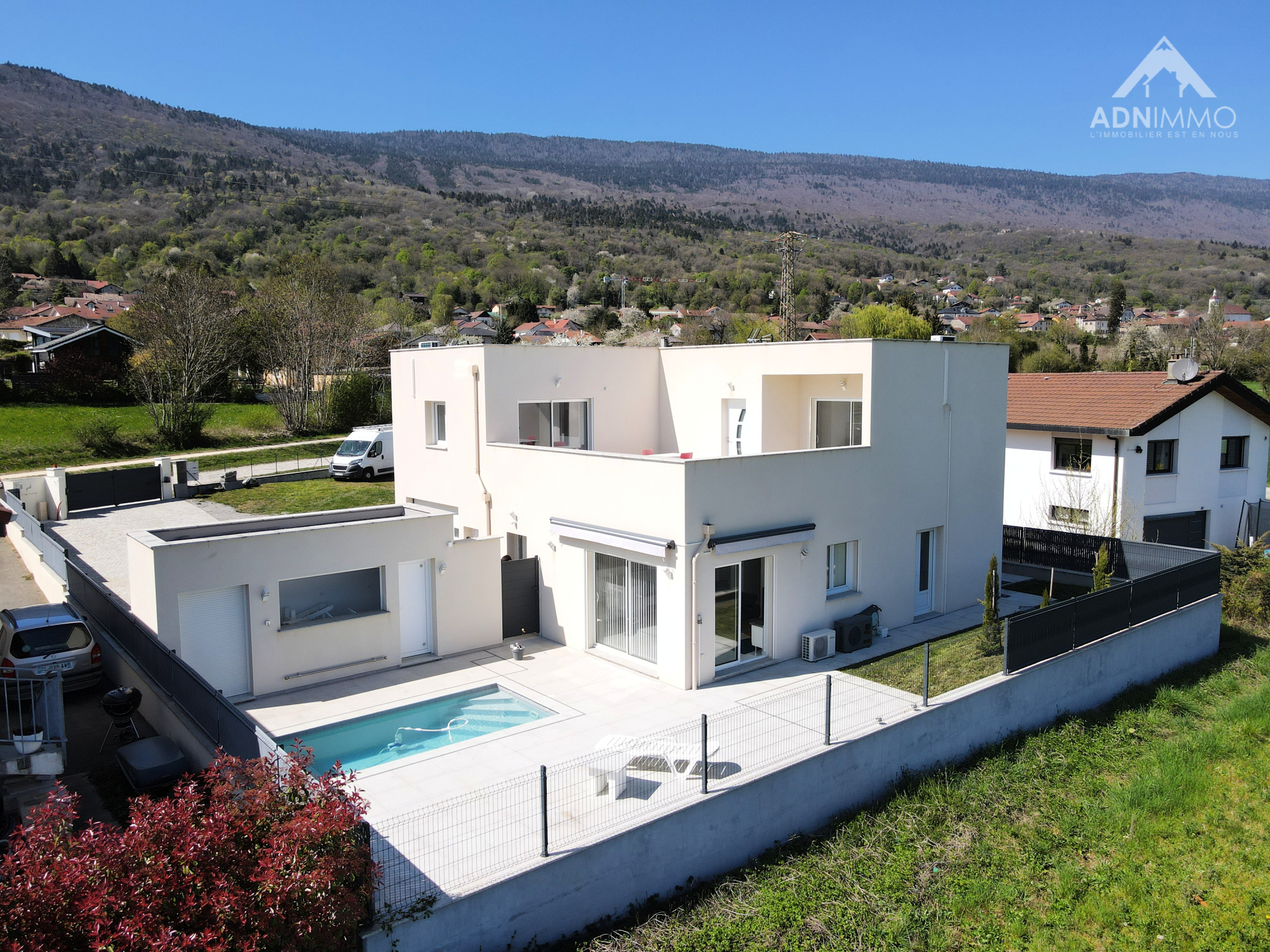 Maison à Farges avec piscine Maison individuelle moderne avec piscine à Farges, vue sur les montagnes.