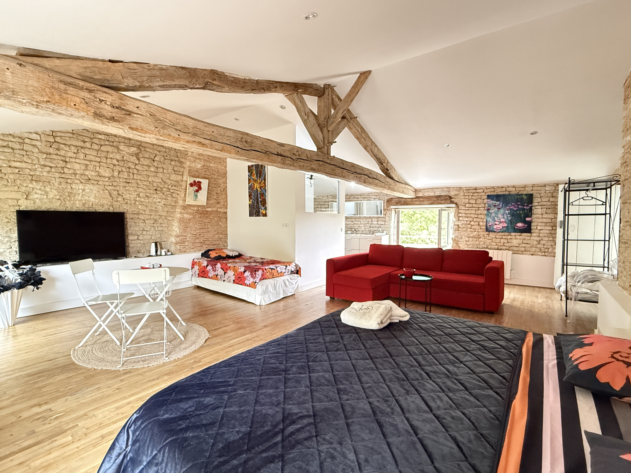 Intérieur d'une maison du XVIIIe siècle avec poutres apparentes et mobilier moderne à Saint-Jean-de-Liversay.