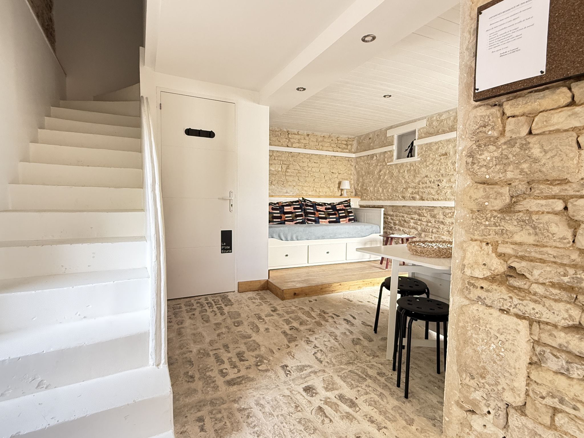 Intérieur d'une demeure du XVIIIe siècle avec murs en pierre et escalier, Saint-Jean-de-Liversay.