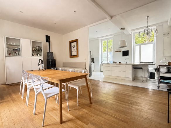 Intérieur d'une maison de caractère avec une salle à manger et une cuisine moderne.
