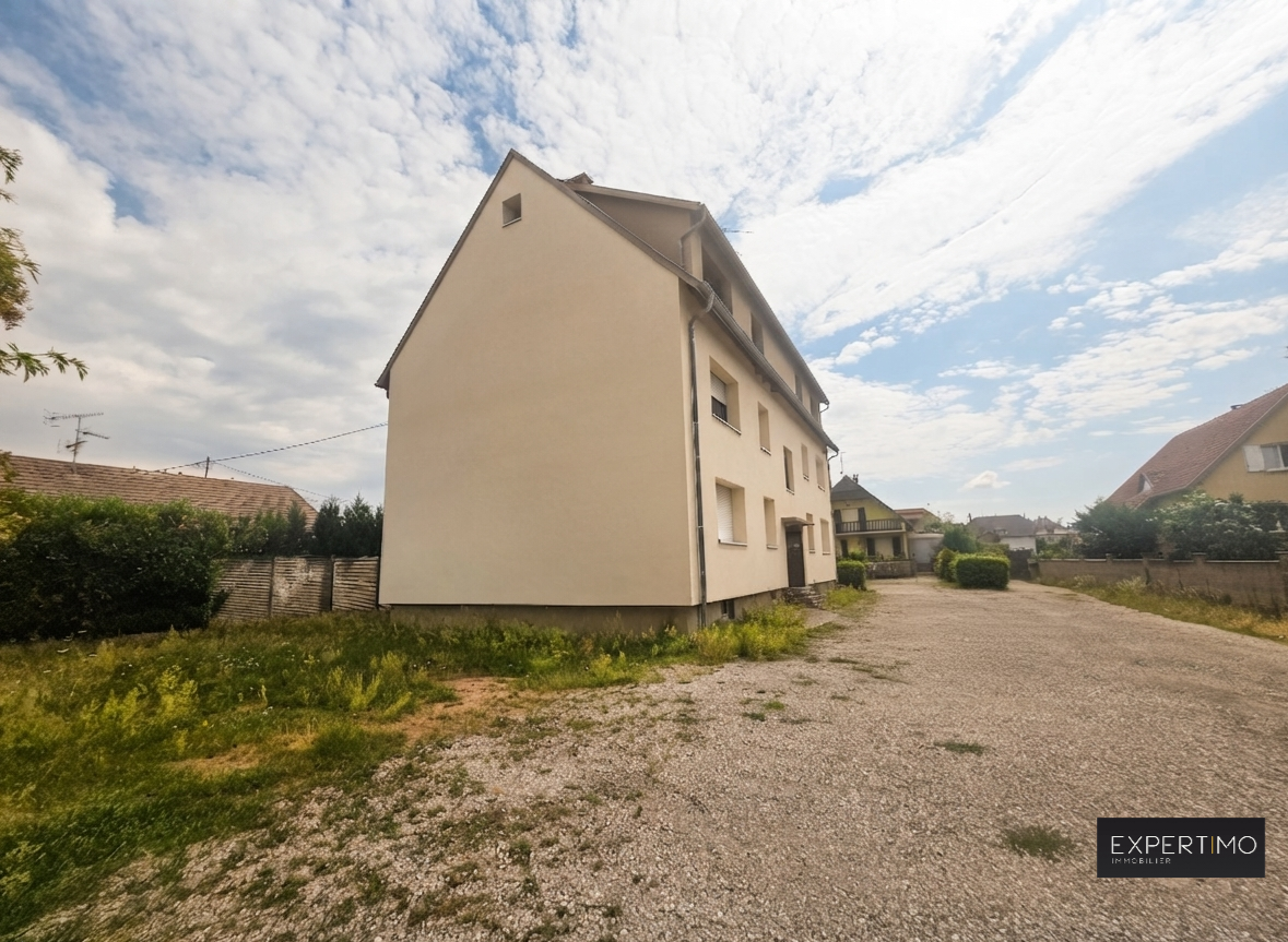 Immeuble de rapport à Ensisheim Immeuble à vendre à Ensisheim, vue extérieure avec jardin et places de parking.