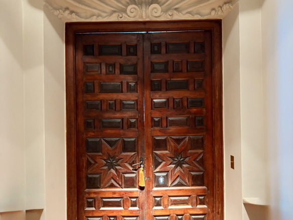 Porte en bois sculpté d'entrée d'un appartement de prestige à Bidart