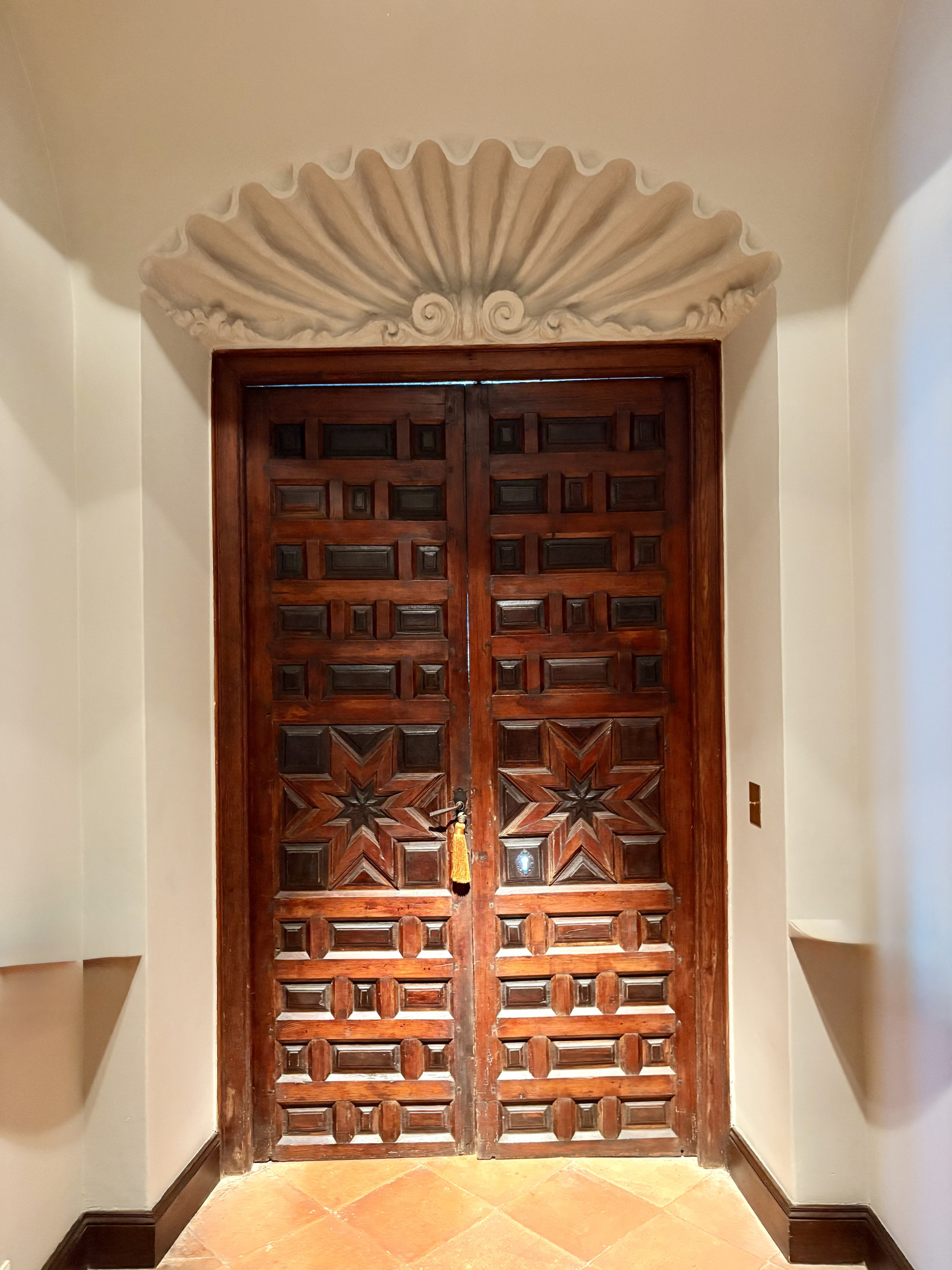 Porte d’entrée de l’appartement de prestige à Bidart Porte en bois sculpté d'entrée d'un appartement de prestige à Bidart