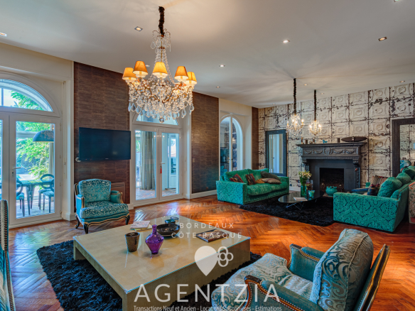 Intérieur d'un appartement de prestige à Bidart avec salon élégant, cheminée et mobilier raffiné.