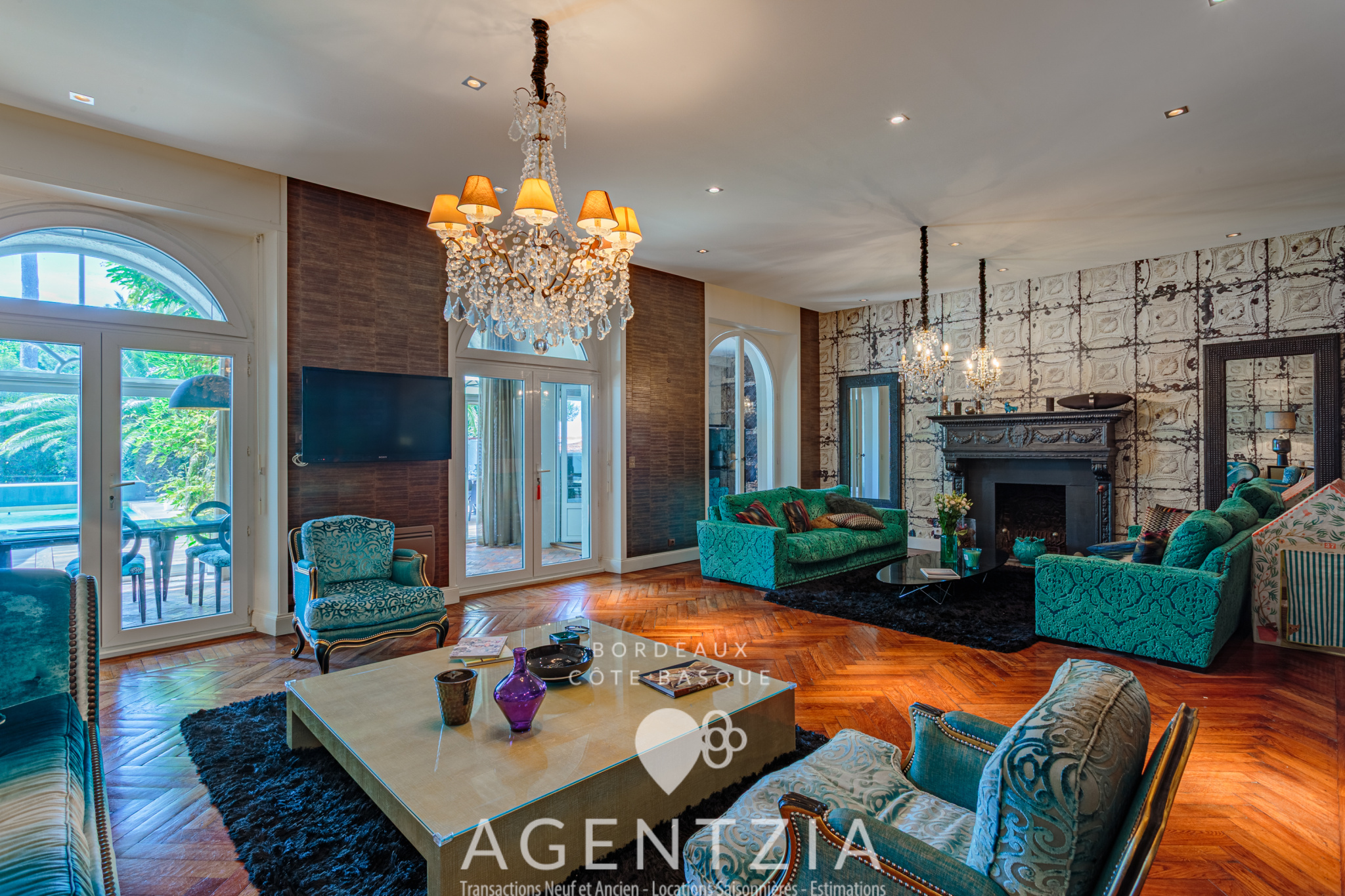 Appartement de prestige à Bidart Intérieur d'un appartement de prestige à Bidart avec salon élégant, cheminée et mobilier raffiné.
