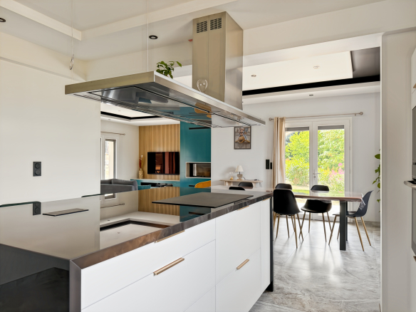 Cuisine moderne avec îlot central et salle à manger attenante dans une maison rénovée à Joyeuse.