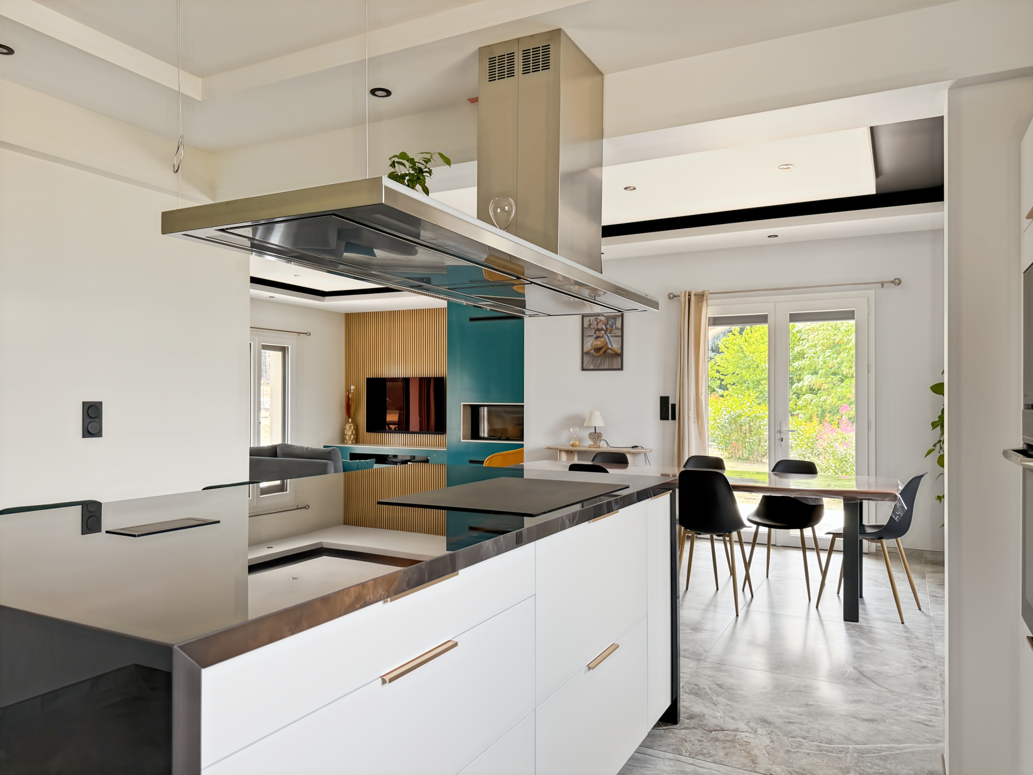 Cuisine moderne avec îlot central et salle à manger attenante dans une maison rénovée à Joyeuse.