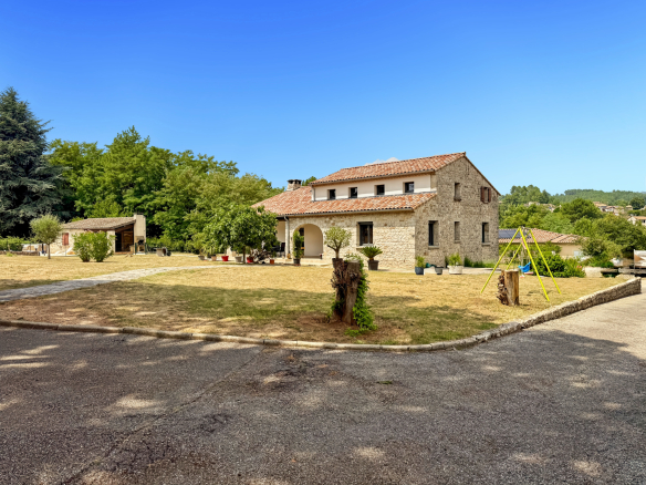 Maison en pierre rénovée avec jardin et piscine à Joyeuse