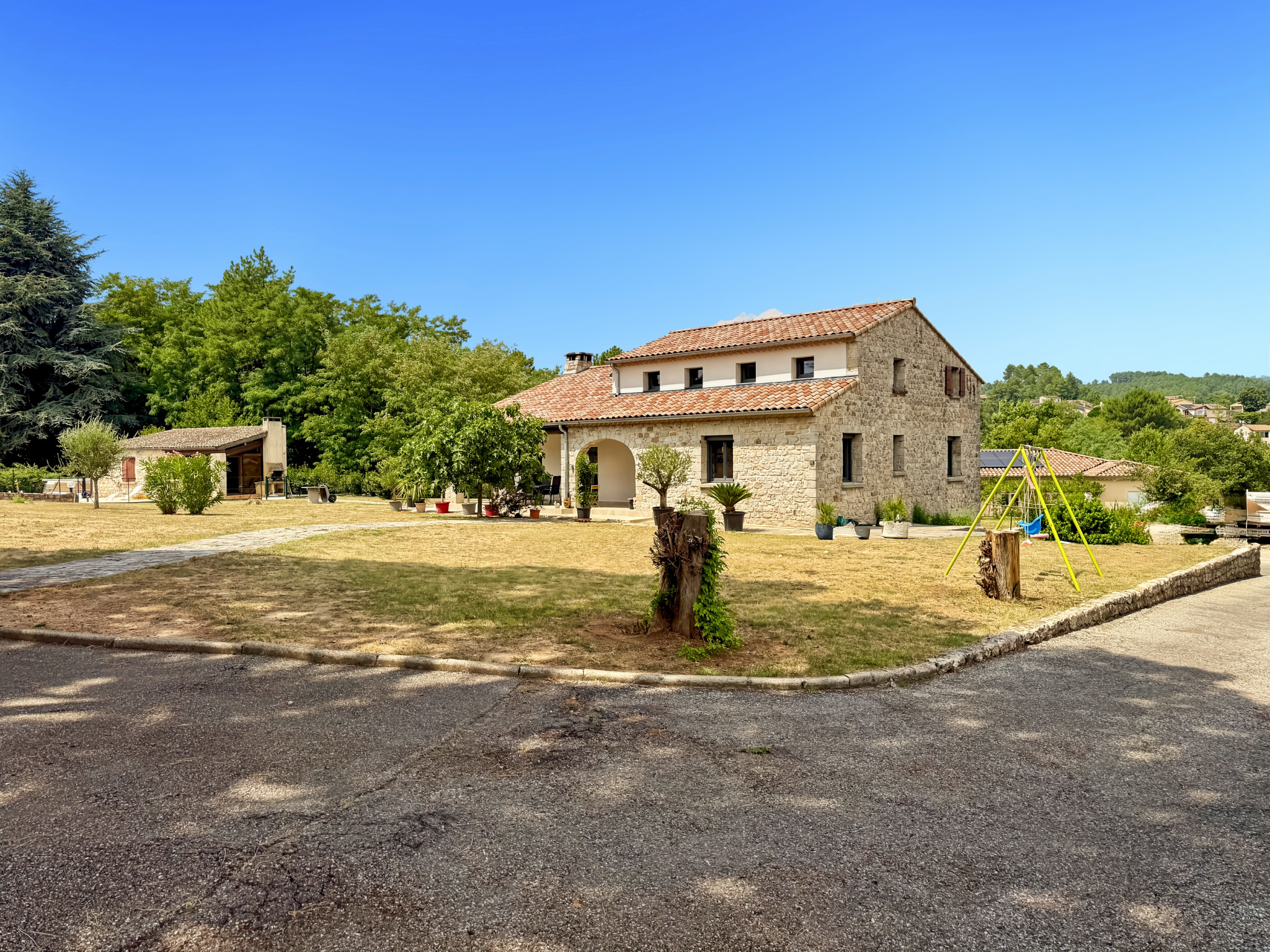 Maison en pierre rénovée avec jardin et piscine à Joyeuse