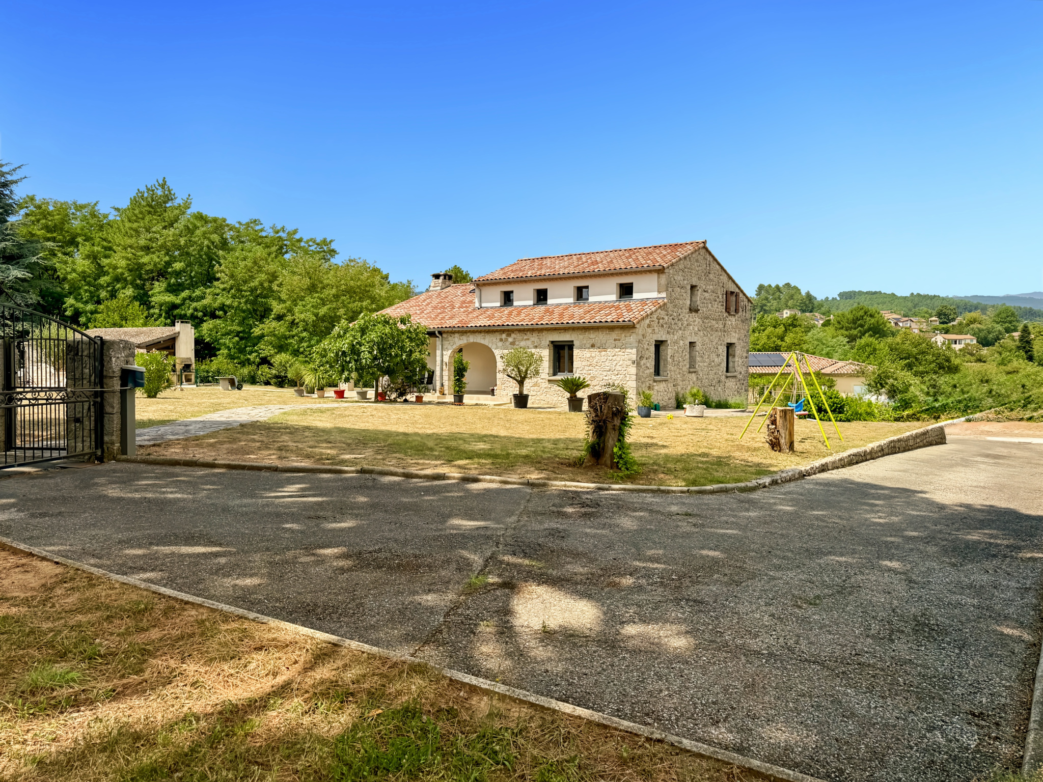 Maison en pierre rénovée avec jardin et piscine à Joyeuse.
